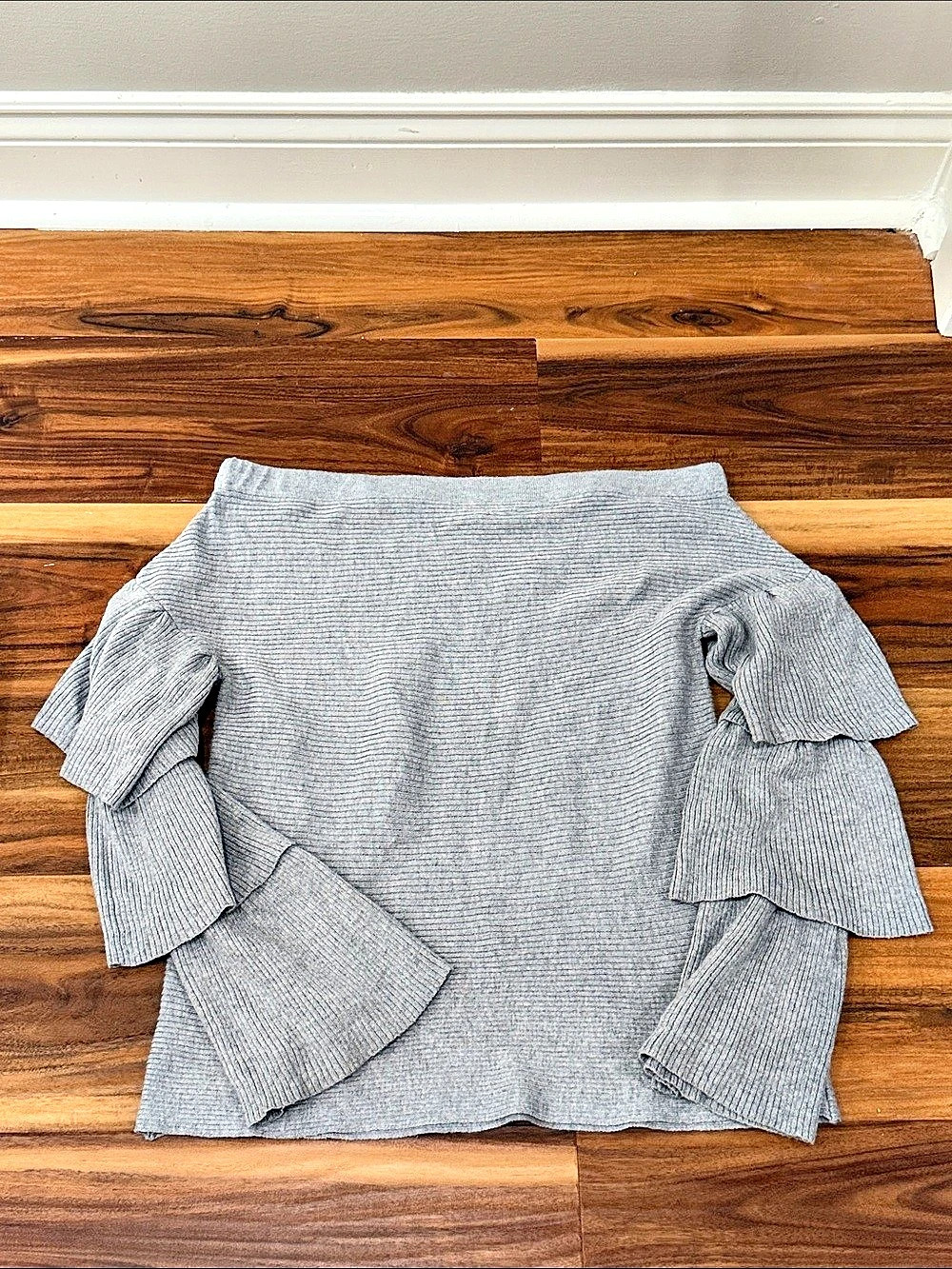 Sugar+Lip2 Ruffle Sleeve Gray Top Like New